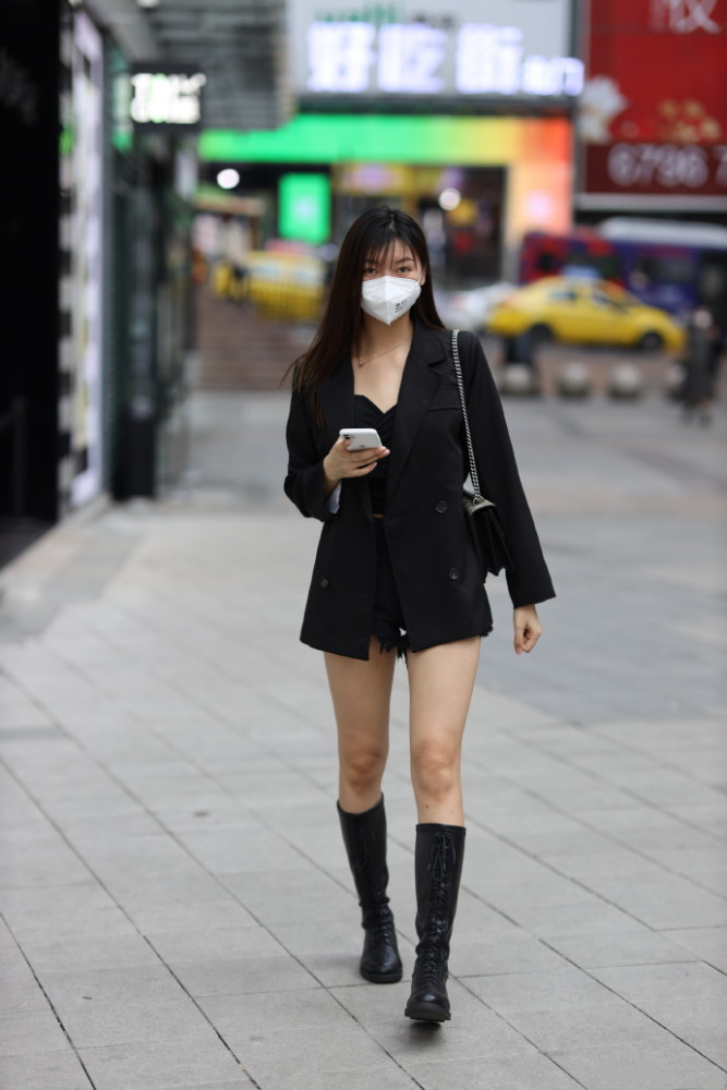 偶遇长腿小姐姐,穿"短西装"个性十足,戴口罩也难封印逆天颜值