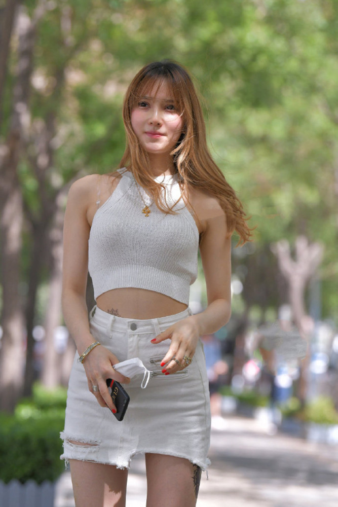 街头偶遇金发美女,这魔鬼身材,网友:应该是位俄罗斯妹子吧?