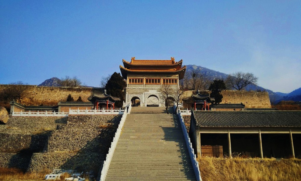 金世宗大定二年(1162年),金世宗赐寺名为仰山栖隐寺,当时有僧人万余