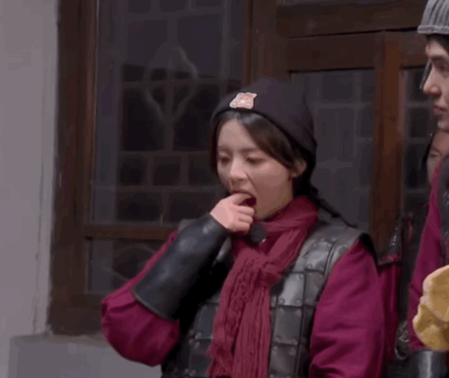 杨超越把擤鼻涕的纸巾直接给助理引热议,网友痛批:膨胀了