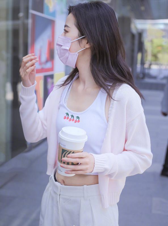周雨彤穿白色短款背心搭配樱花粉针织开衫,粉嫩又甜美