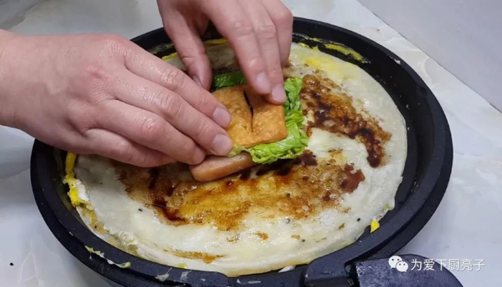 煎饼,煎饼果子,面糊,火腿,酸奶,锅底