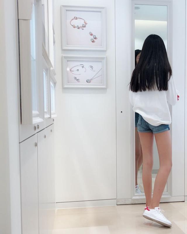 任达华之女任晴佳43寸大长腿 网友:太长了