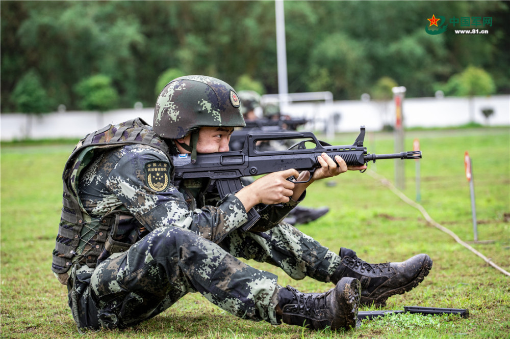 子弹穿靶而过!实拍武警官兵雨中实弹射击考核