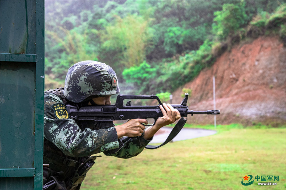 子弹穿靶而过!实拍武警官兵雨中实弹射击考核