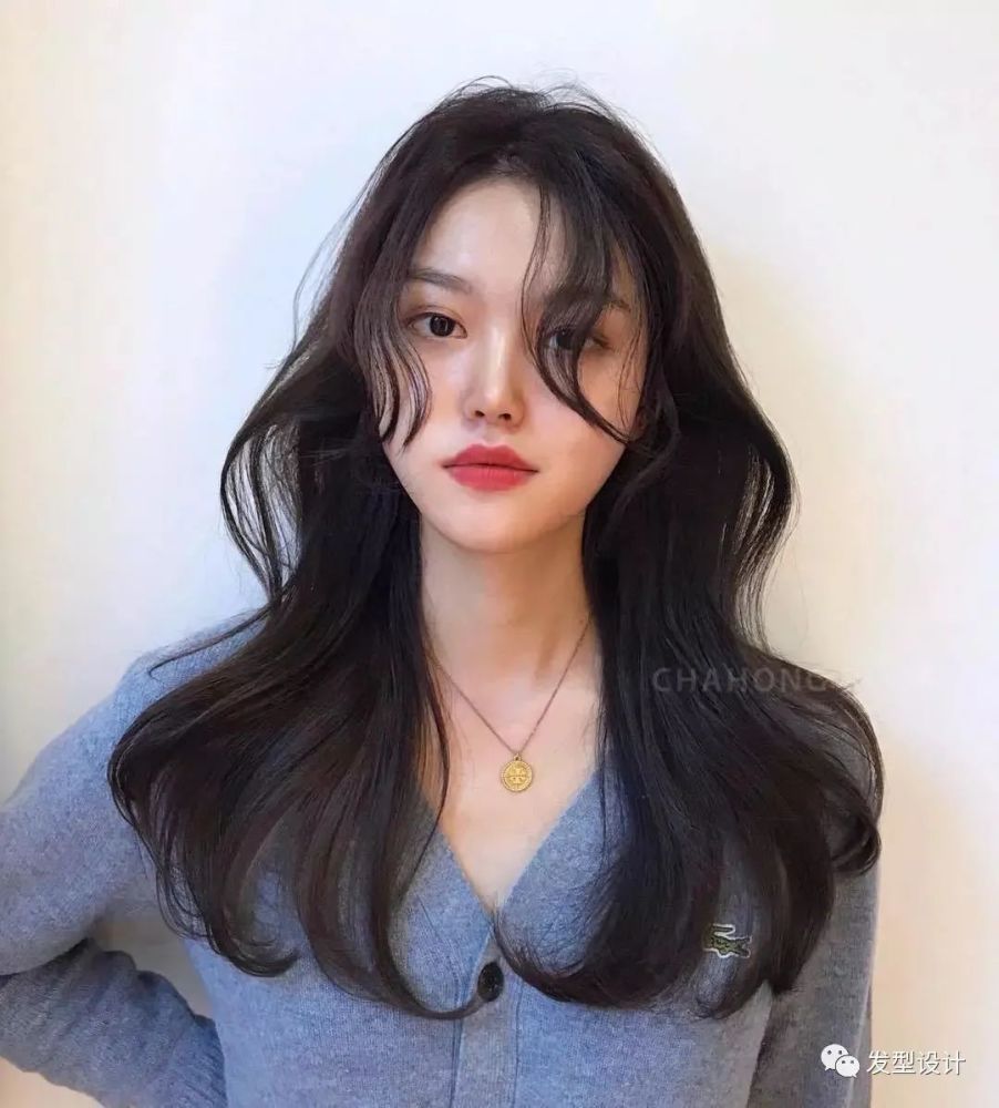 不仅修饰脸型, 又可盐可甜可可以卖萌可以性感, 很多小卷烫发容易显老