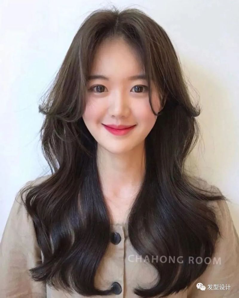 不仅修饰脸型, 又可盐可甜可可以卖萌可以性感, 很多小卷烫发容易显老