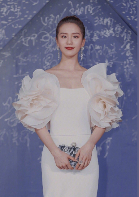 最后,放一张小编我自己珍藏的刘诗诗的照片,身穿白色礼服裙的刘诗诗