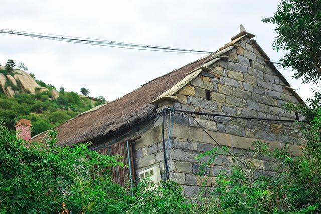 藏在蒙山深处的李家石屋村,被誉为"江北小九寨沟",仿若仙境