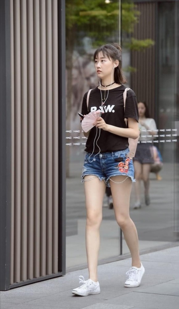 街拍:武汉街头t恤也能穿出不同的美!