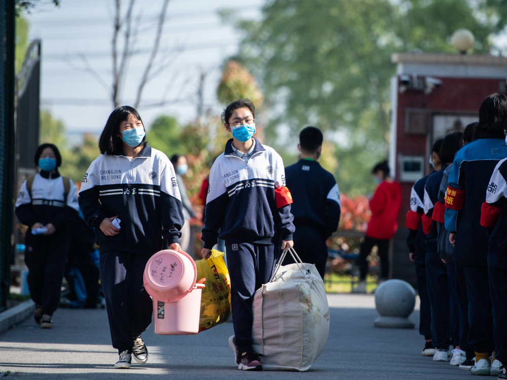4月13日,在长沙宁乡市长郡沩东中学,住校学生搬运行李.