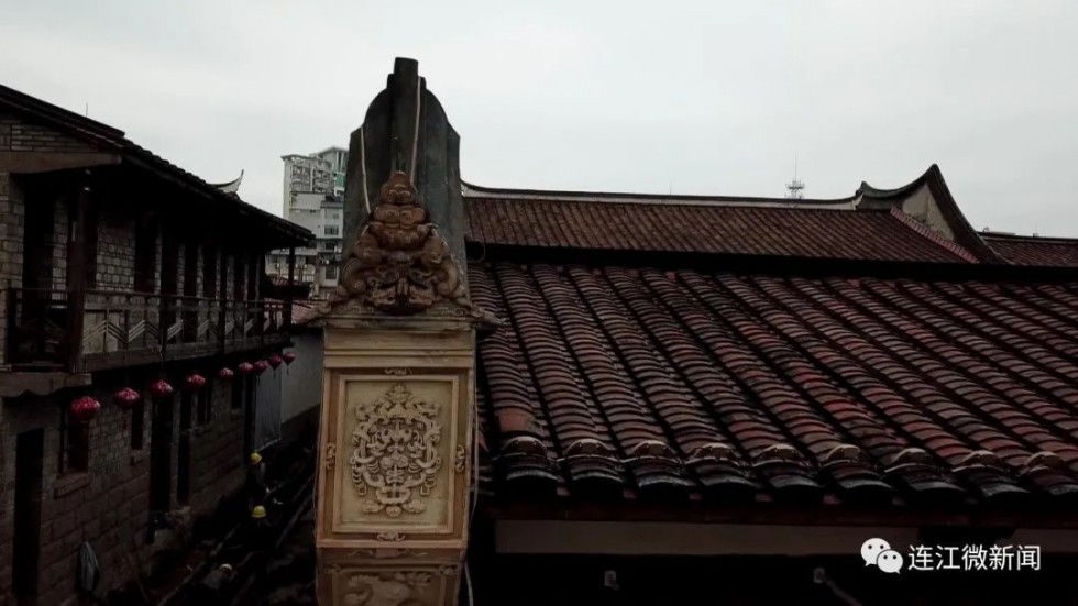 陈氏大厝坐北朝南,造型稳重,脊檐端正,翼角微翘,黛墙红瓦,院墙相间