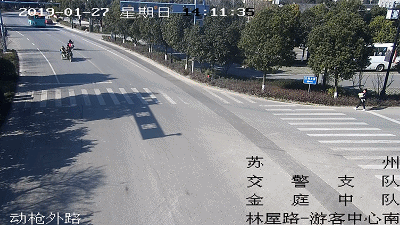 顾继续通行,与一辆沿元山路由东向北右转弯正常行驶的电动自行车相撞