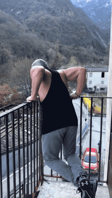 55岁意大利大叔，在家阳台上健身，不健身就难受