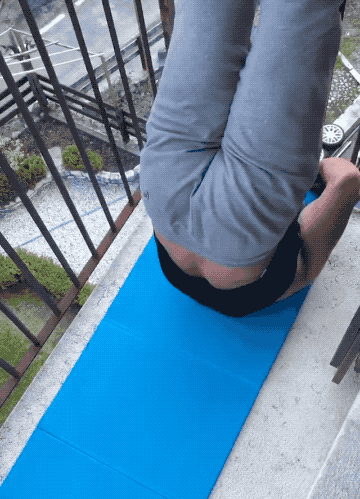 55岁意大利大叔，在家阳台上健身，不健身就难受