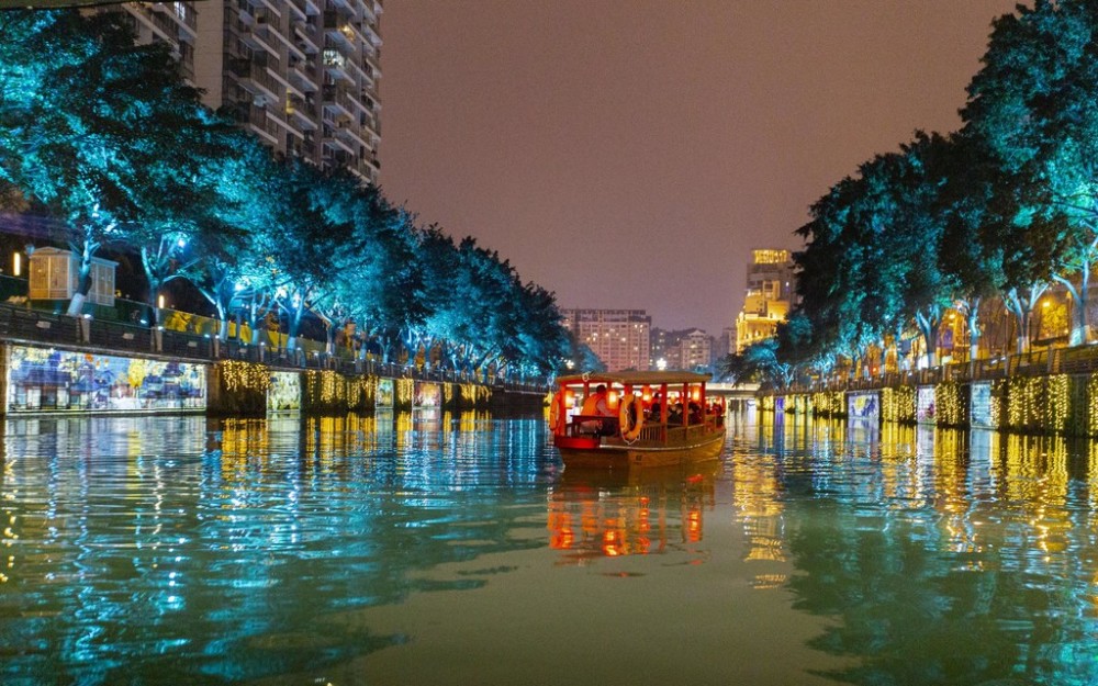 "夜游锦江"再次起航 看最美人间四月天