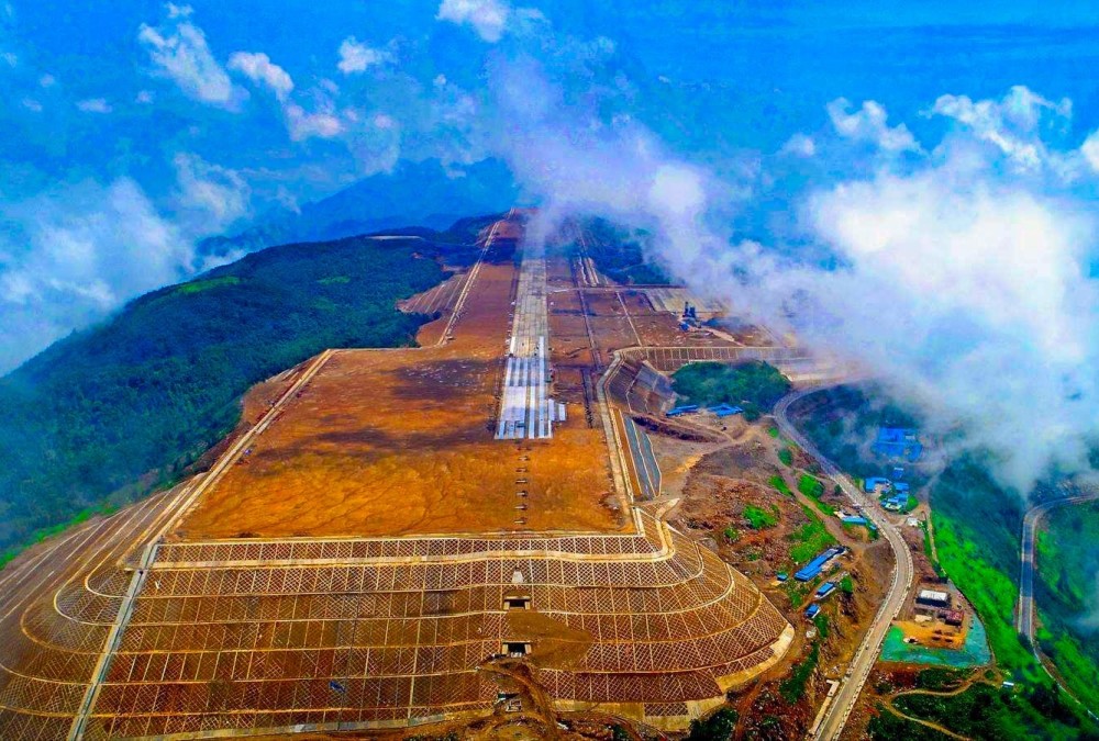 重庆巫山机场,位于巫山,奉节两县交界处,机场等级为4c级.