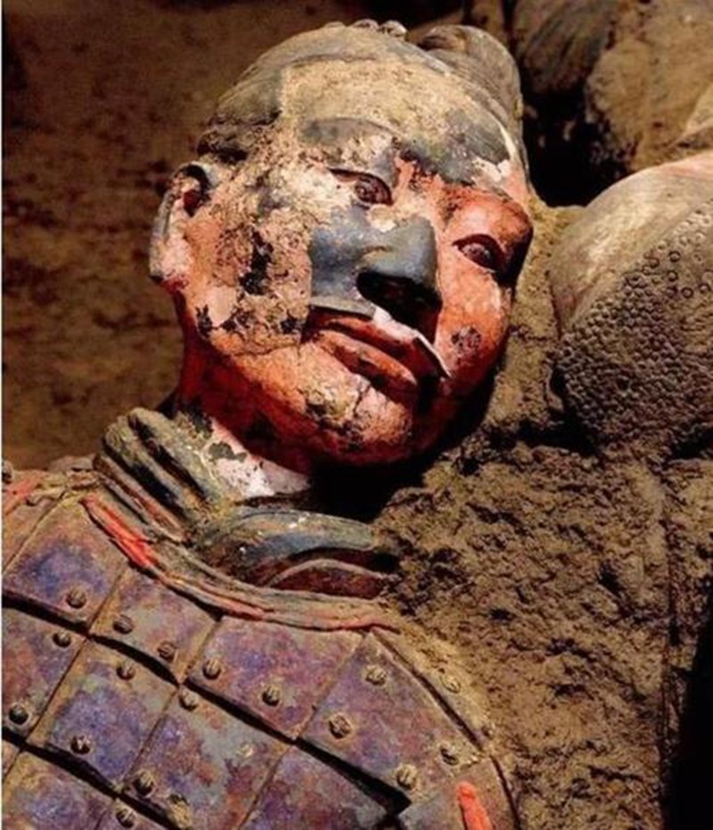 在兵马俑3号坑里,考古学家发现了一张神秘的脸,当时负责挖掘专家们都