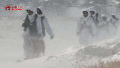 边防官兵顶着12级大风上哨看着都瑟瑟发抖