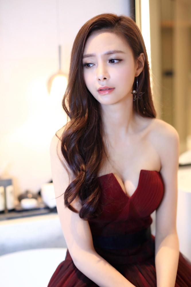 沈梦辰性感美照曝光 俯身大秀事业线