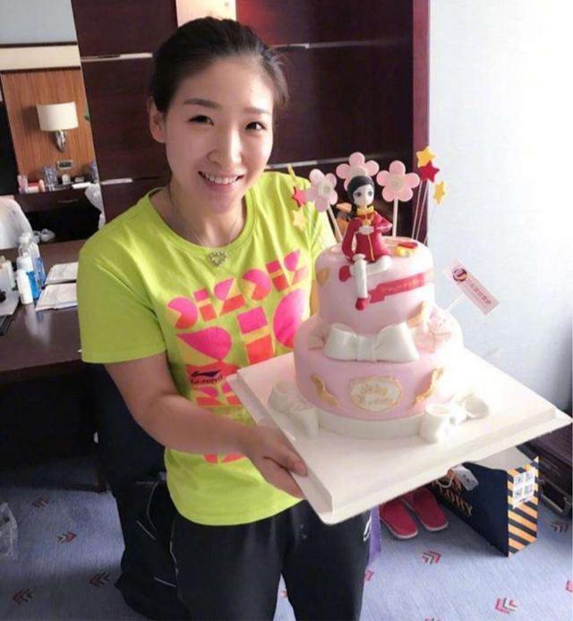 刘诗雯过生日,跳水女皇吴敏霞和张继科直播互动:你赶紧找个对象