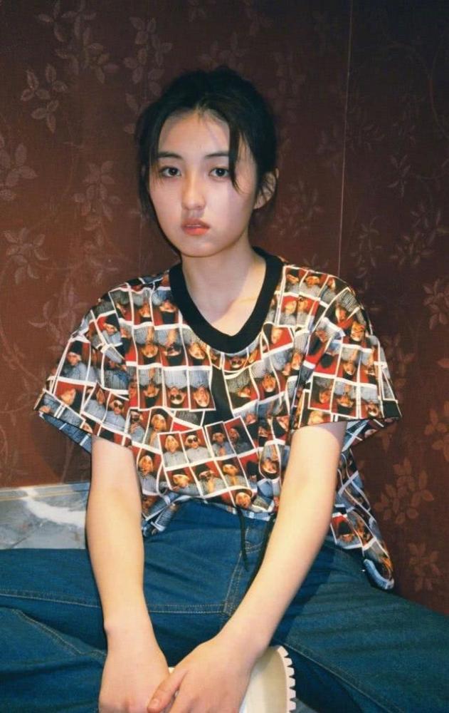 又被18岁张子枫美到!吊带裙靠一根细带吊着,颜值身材太可了