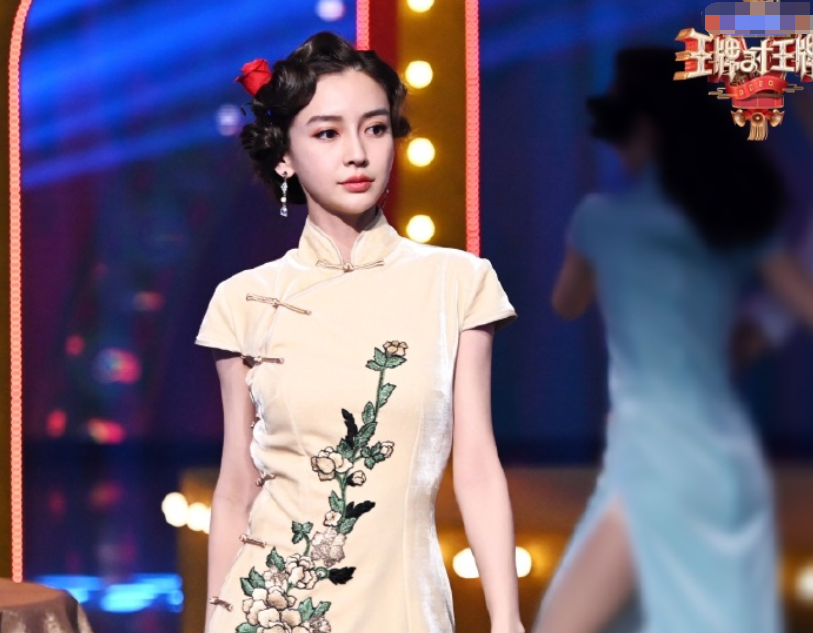 关晓彤和杨颖同台,两人都穿上旗袍,少女和人妻的差别一目了然