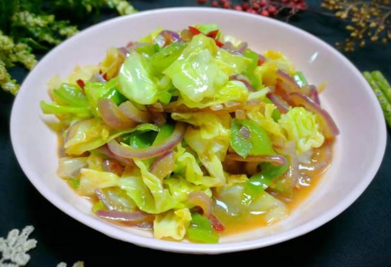 现在为小伙伴推荐四月的家常菜——洋葱炒包菜.