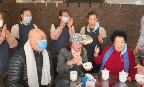 陈丽华亲自为工人做红烧肉吃唐僧迟重瑞为老婆竖大拇指