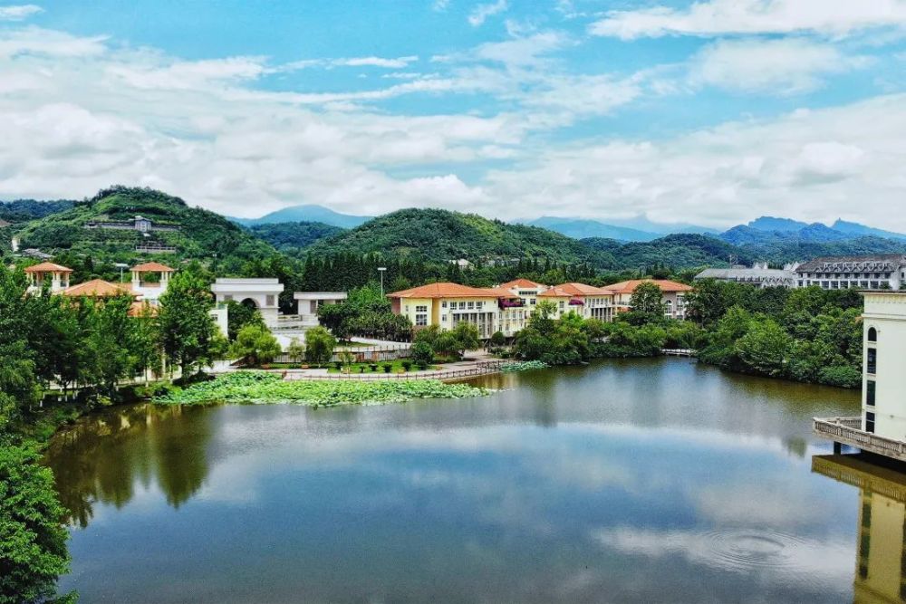 来看四川外国语大学成都学院的山山山山山