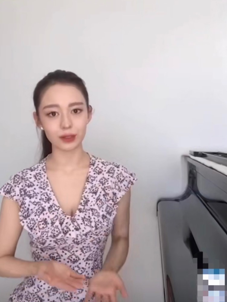 吉娜晒照被疑怀孕,小腹凸起身材略走样,素颜出镜散发母性光辉