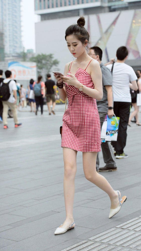 街拍:杭州街头,简单的搭配也能彰显女神的风范!