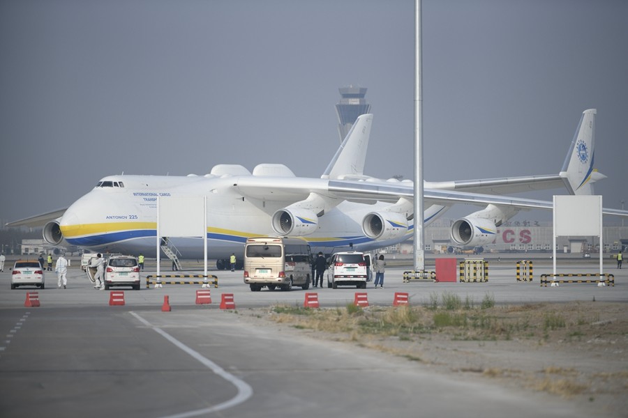 乌克兰安东诺夫航空公司an225运输机在天津滨海国际机场装载防疫物资