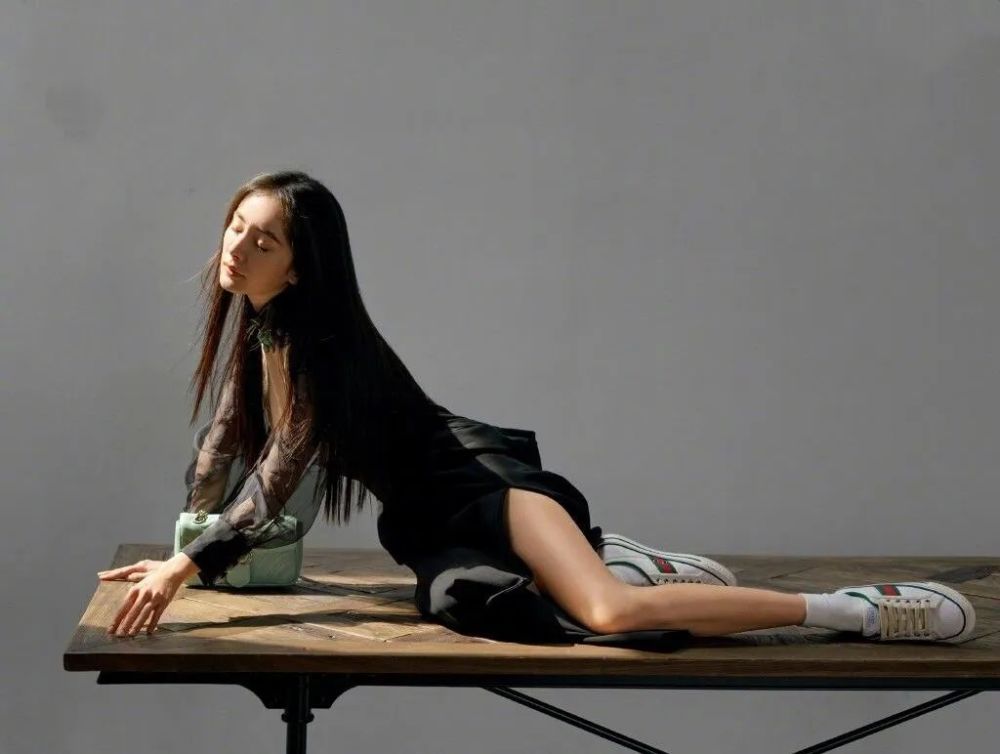 粉丝表示更关注正主,漂亮姐姐的时装大片更好看!