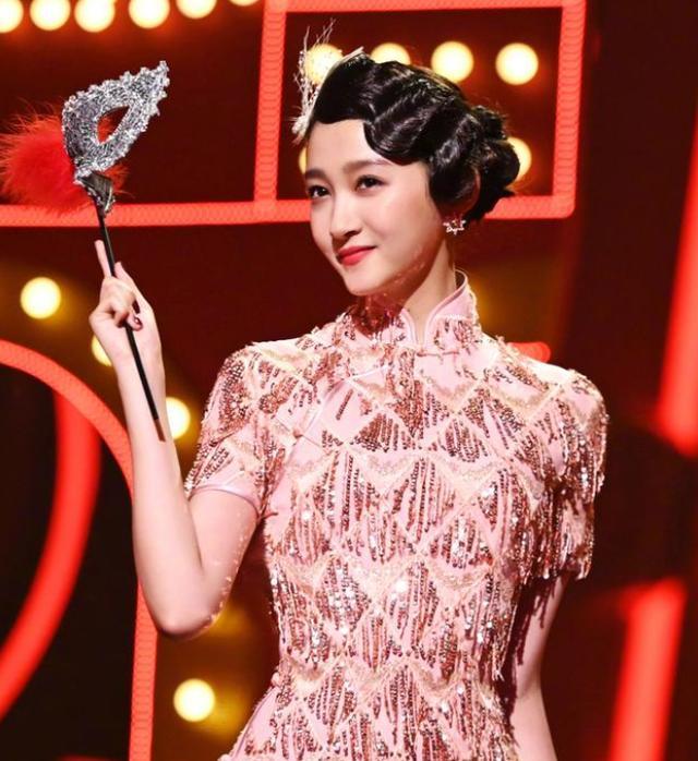 王牌对王牌:关晓彤穿金色旗袍配烈焰红唇,活脱脱的古典美人