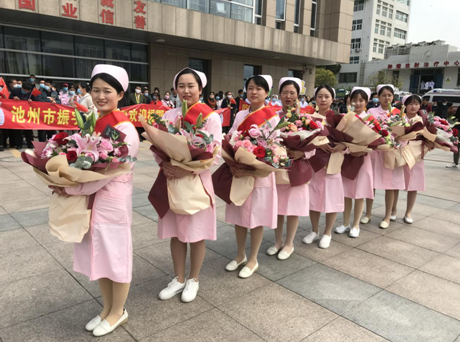 昨日一早, 在池州市人民医院大院内, 医护人员家属和同事早早地等候