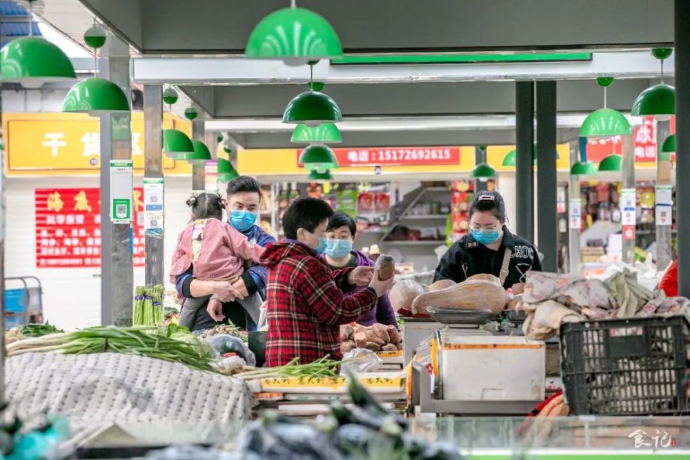 烟火气甚浓的菜市场,连讨价还价,互不相让的氛围也渲染出几分热闹的