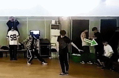 近日,有粉丝扒出了一个王一博早些年前的视频,视频中的王一博还留着