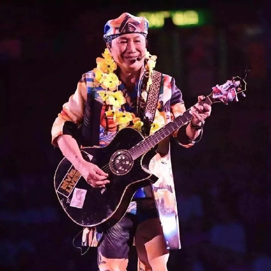 在香港无人的街头,72岁的许冠杰一个人开了一场演唱会