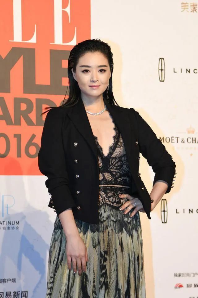 蒋欣被造型师打败了?小西装配蕾丝透视裙,长发大背头超显胖
