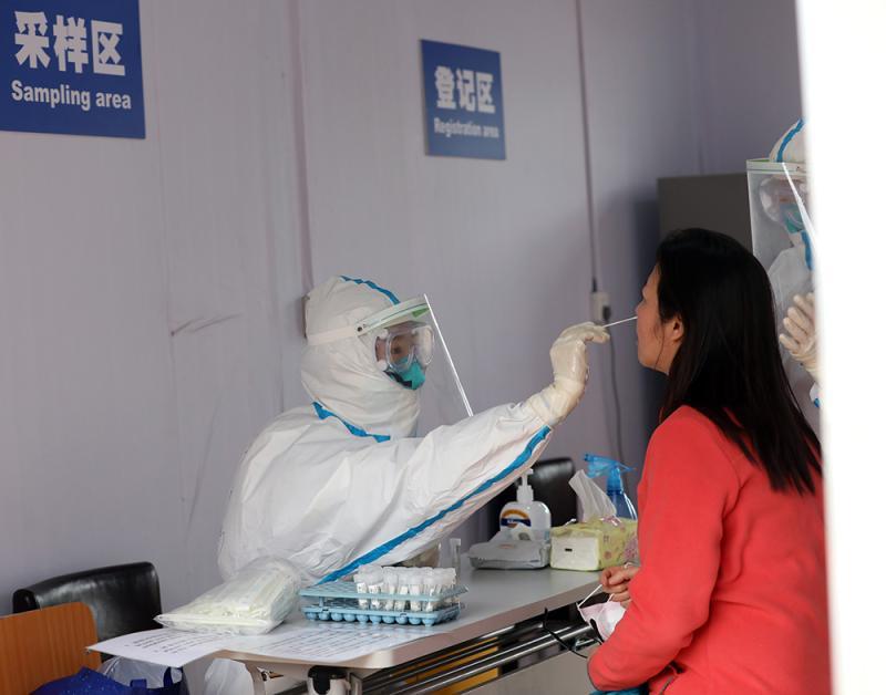 上海普陀区核酸检测点:今天完成23家企业60余名员工检测采样