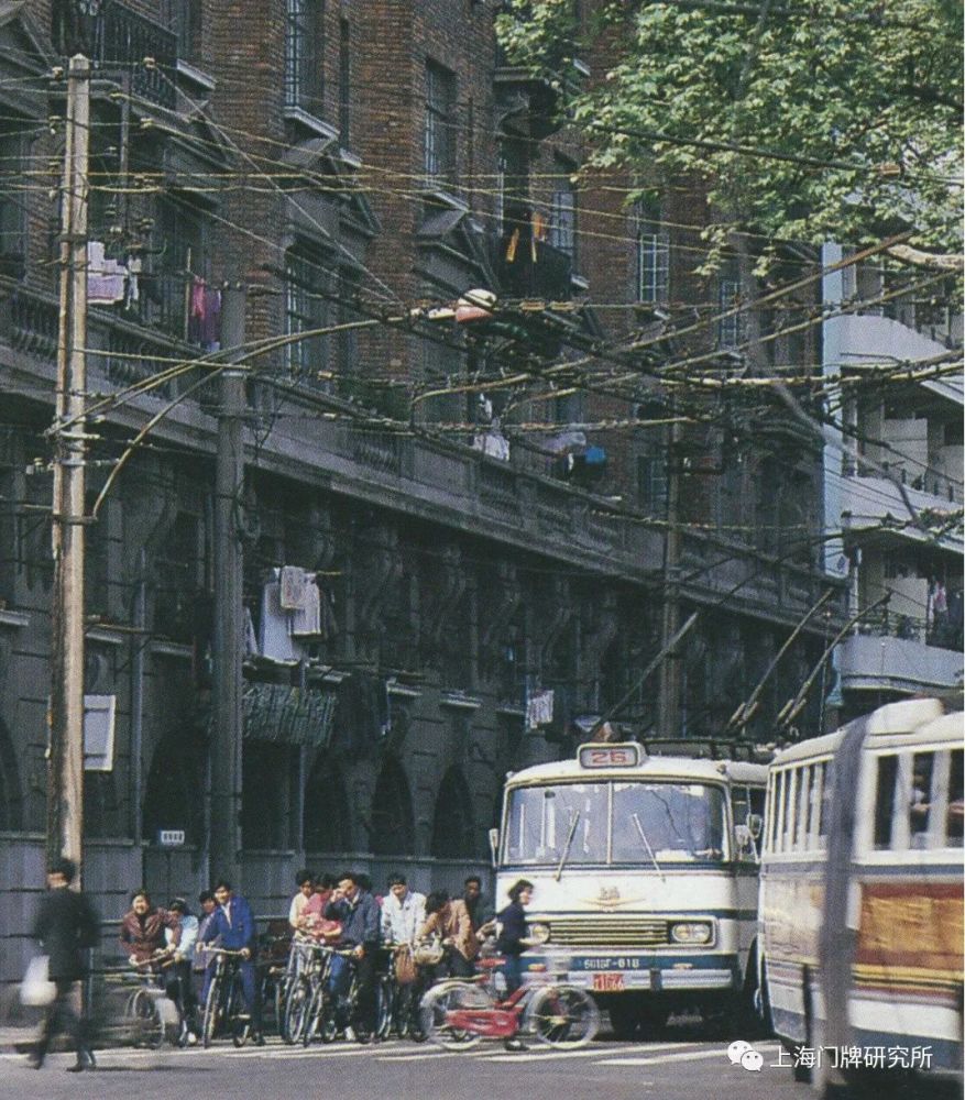 逸仙路,长江路,抵上钢一厂后,经长江西路,共和新路回人民广场;下午则