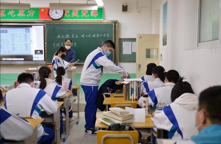 济南高三生返校第一天:严格测温,间隔就餐,将迎济南第一次模拟考
