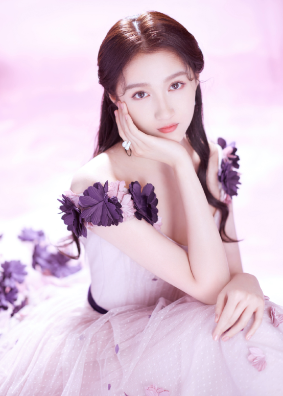 关晓彤杨颖相比美,穿婚纱同有紫色点缀,差别不是一般大