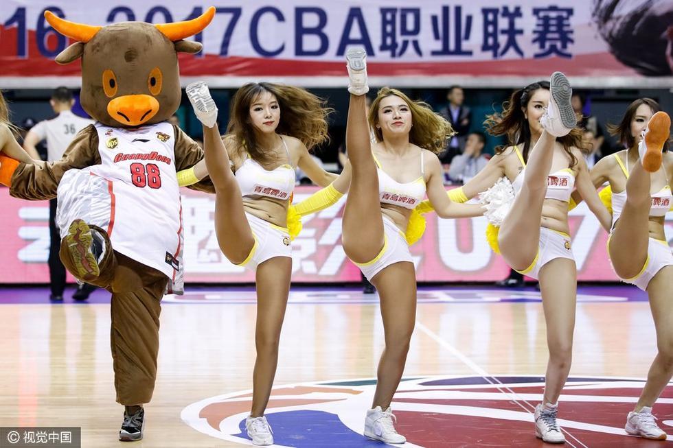 篮球宝贝肌肤雪白秀一字马 豪放高抬腿