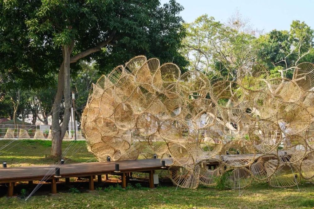 拜访老师傅学习逐渐消失的传统手工艺,透过到各地创作装置艺术作品,将