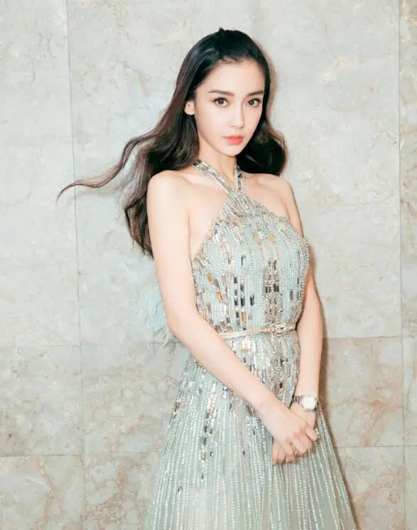 杨颖大胆挑战"肚兜裙",复古时尚又减龄,自己双手拎起裙子美得像个小
