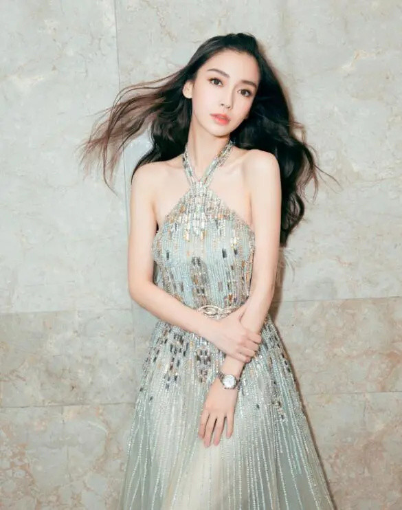 杨颖大胆挑战"肚兜裙",复古时尚又减龄,自己双手拎起裙子美得像个小
