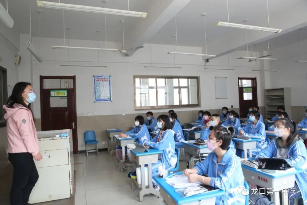 学生脚对脚,每间宿舍安排不超过4人居住,在门上张贴了学生姓名和床号.