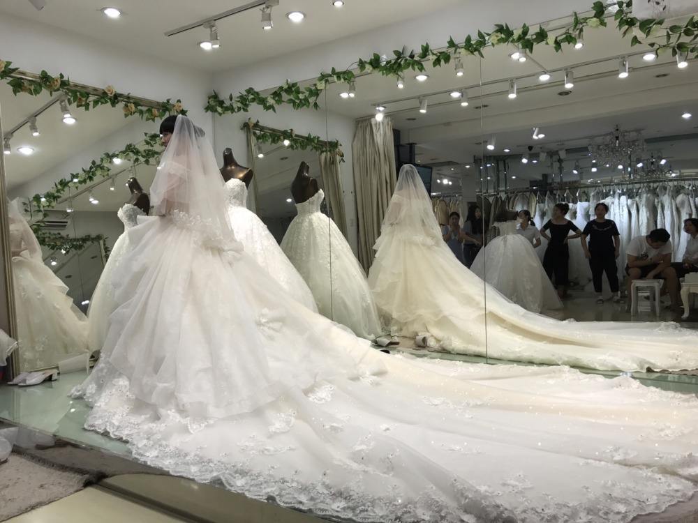 为何现在结婚基本都穿白婚纱?中国红嫁衣到国外后,把外国人看呆